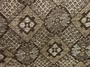 アンティーク　斜め格子に抽象模様織り出し本場泥大島紬着物(龍郷)